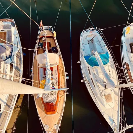 Marina Experience - On A Classic Sailing Yacht Botel